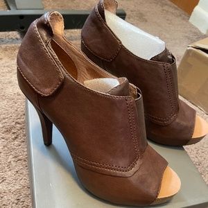 Vince Camuto Leather peep toe pumps-NIB